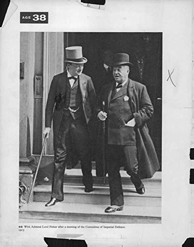 Гроздобер фотографија на Винстон Черчил шета со маж.