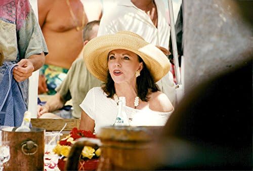 Гроздобер фотографија на актерката anоан Колинс ужива во сончев одмор во Свети Тропез