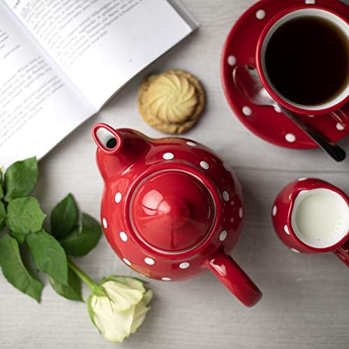 Рачно изработен керамички чајник со црвена и бела точка од град до колиба