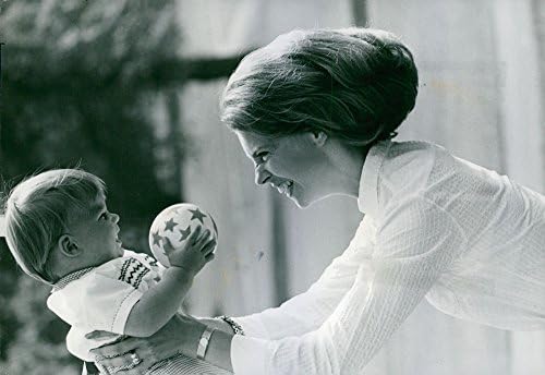 Гроздобер фотографија на принцезата Маргарета, г -ѓа Амблер како игра со своето дете. 1967 година.