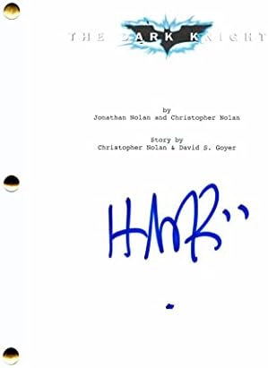 Ханс Зимер го потпиша автограмот „Темниот витез“ со целосен филмски скрипта - композитор за победнички филм за победа на Оскар, многу