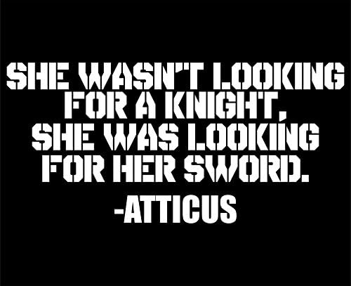 Слатка чај се распаѓа дека не бараше витез, го бараше мечот. -Atticus - 8 x 3 3/4 - Налепница за намалување на винил Die Cut/Bumper