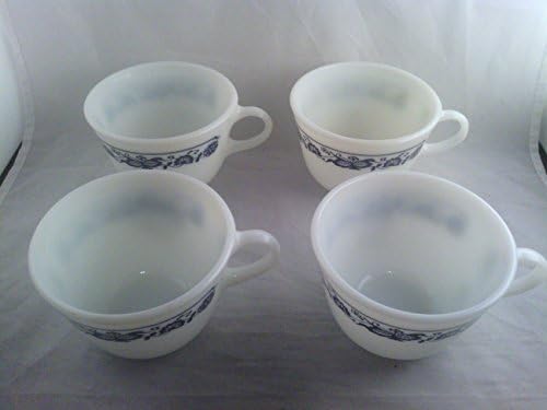 Гроздобер пирекс стариот град синиот кромид образец чај чаши чаши чаши сет од четири