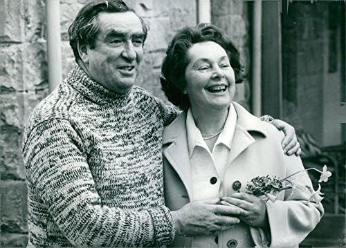 Гроздобер фотографија на Денис Винстон Хејли, со неговата сопруга Една Меј Хејли, насмеана.