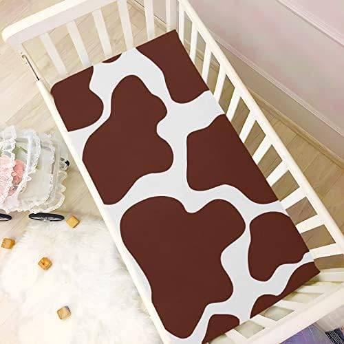 Алаза Апстрактна крава шема кафеава креветчиња за креветчиња опремени со басинет лист за момчиња бебе девојчиња дете, мини големина 39 x 27 инчи