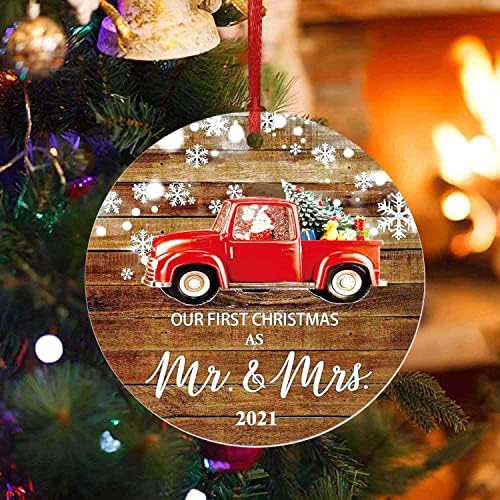 Yrm 2 парчиња Прв Божиќ оженет украс 2021, подарок за новородениот пар нашиот прв Божиќен украс 2021 како г -дин и г -ѓа црвен камион