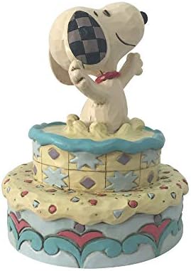 Enesco 6005944 Кикирики од Jimим Шор Снупи скокаат од фигурата на роденденската торта, 5,5 инчи, повеќебојни