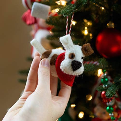 Куче со шамија почувствува волна Божиќна украс