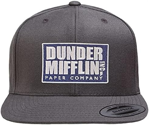 Канцеларијата официјално ја лиценцираше капачето на Dunder Mifflin Inc Premium Snapback
