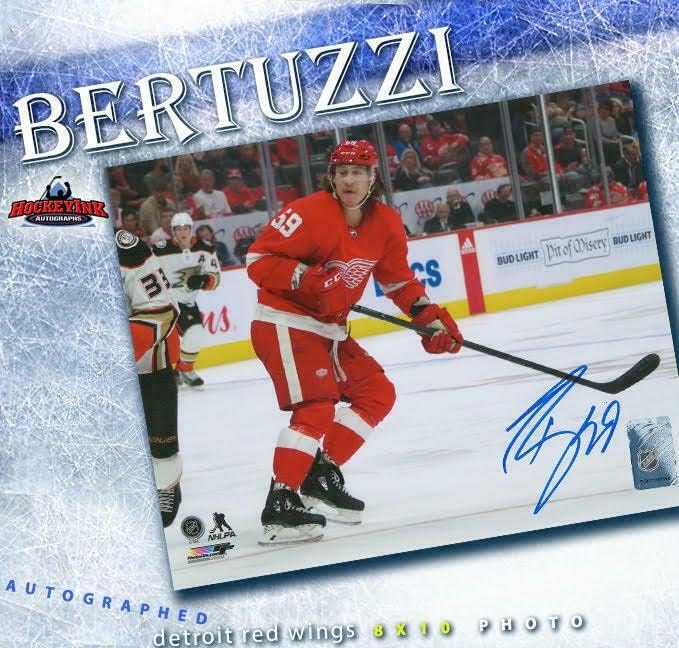 Тајлер Бертузи го потпиша Детроит Црвените крилја 8x10 Фотографија - 70475 - Автограмирани НХЛ фотографии