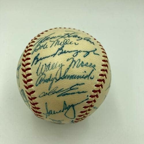 Убав тим од Филаделфија Филис во 1956 година потпиша официјален бејзбол на Националната лига - автограмирани бејзбол