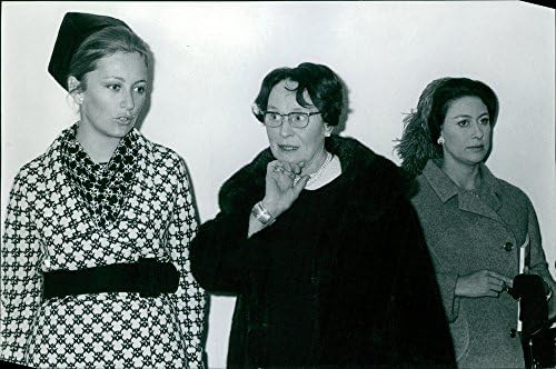 Гроздобер фотографија на кралицата Паола од Белгија со жени.