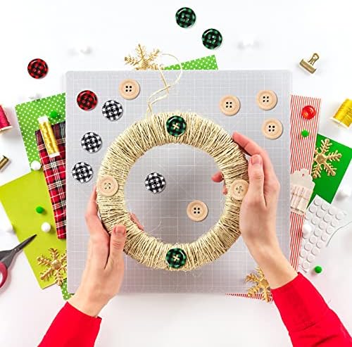 160 парчиња Божиќни дрвени копчиња 4 бои Бафало карирани занаетчиски копчиња околу декоративни подароци Божиќни копчиња со 4 дупки за занает за