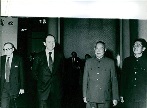 Гроздобер фотографија на Ли Ксијан со Ерик Варли за состанок во Пекинг за време на посетата на трговија со повеќе милиони фунти во Британија39