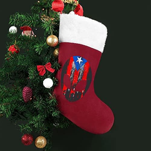 Порто Рико знаме туѓо Божиќ што виси чорапи за порибување за Божиќно дрво од камин