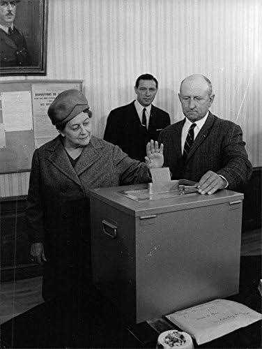 Гроздобер фотографија на сопругата на Чарлс де Гол, г -ѓа Ивон де Гол, ставајќи ја својата картичка во гласачка кутија.