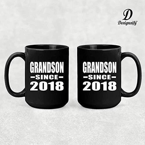 DesignSify внук Од 2018 година, 15oz црно кафе кригла керамички чај-чаша со рачка, подароци за роденденски годишнини Божиќ Божиќни татковци Мајки Ден