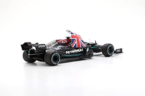 Победник на Формула 1 Британски ГП 2021 Луис Хамилтон во 1:18 скала од моделите на искра