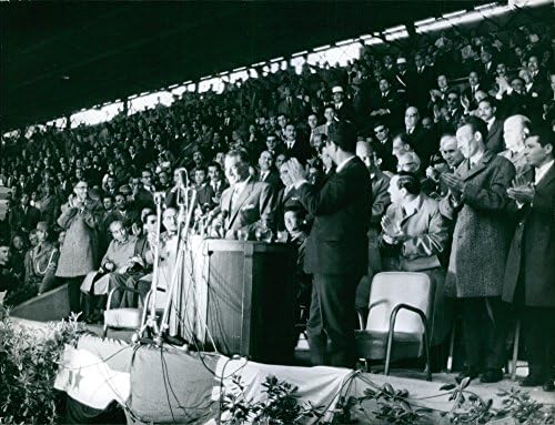 Гроздобер фотографија на луѓе што аплаудираат за Гамал Абдел Насер.- мај 1963 година