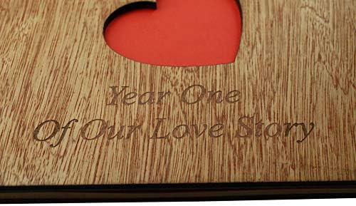 Пирантин 1 -годишнината Сноп -книга врежана со „Година една од нашата loveубовна приказна“ Прославете ја вашата 1 -та година