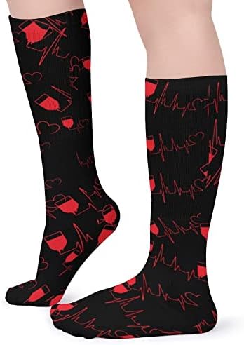 Концепт за донација на крв со спортски чорапи со срцев удар, топли цевки чорапи високи чорапи за жени мажи кои работат обична забава