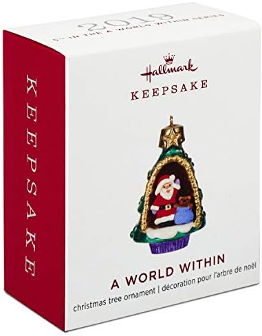 Hallmark Keepsake 0799QXM8269 Мини Божиќ украс 2019 година датира свет во рамките на, Дедо Мраз и Теди Мечка во минијатурна дрво,