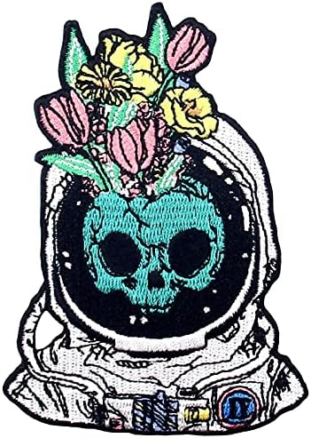 Вселенски човек на череп астронаут со цвеќиња печ везено аплино железо на шиење на амблем