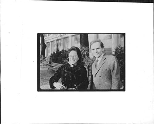 Гроздобер фотографија на Пјер Кардин позира со една дама.