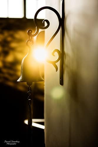 Ѕвоно за вечера 6,75 инчи, Дизајн На Леано Железо, Прикажано На Антички Гроздобер Рустикален Држач за Фарма. Класичен Метален Држач За Кабина