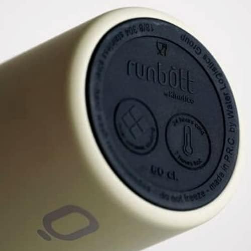 Runbott Sport 60 Ceramic Thermos шише со двојно керамички облога и капаче од изобилство. Ги одржува пијалоците ладни 28 часа, жешко