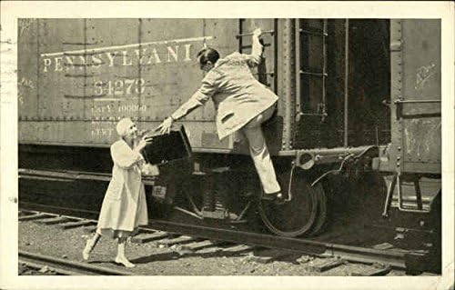 Гроздобер рекламна разгледница: Лесен ларис ас - жена што предава куфер на маж што виси од возот