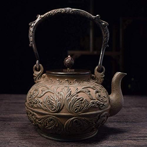 Леано железо од чајник со употреба на традиционален јапонски метод за диваксирање за да се подготви лабав чај од лисја Голем леано железо