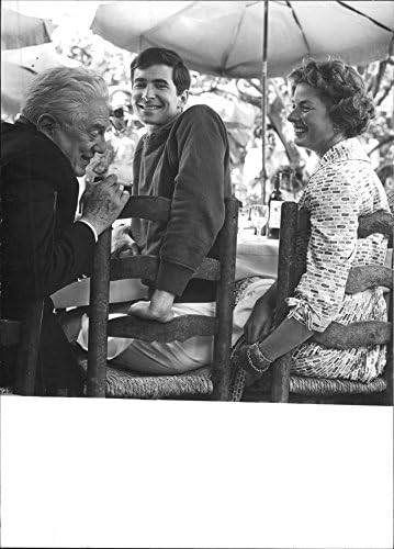 Гроздобер фотографија на Ентони Перкинс и Ингрид Бергман како седат со човек.